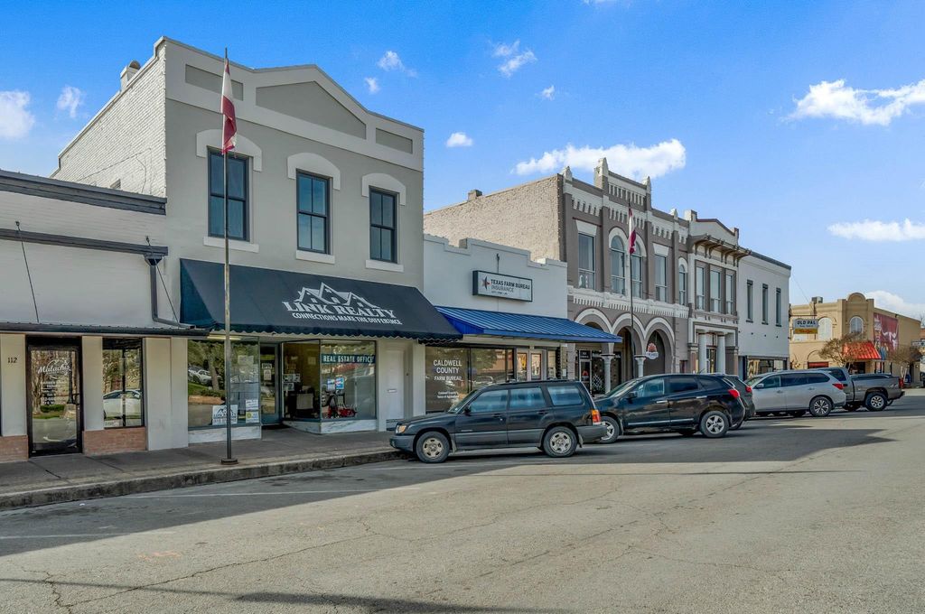 110 E Market ST B, Lockhart, TX 78644