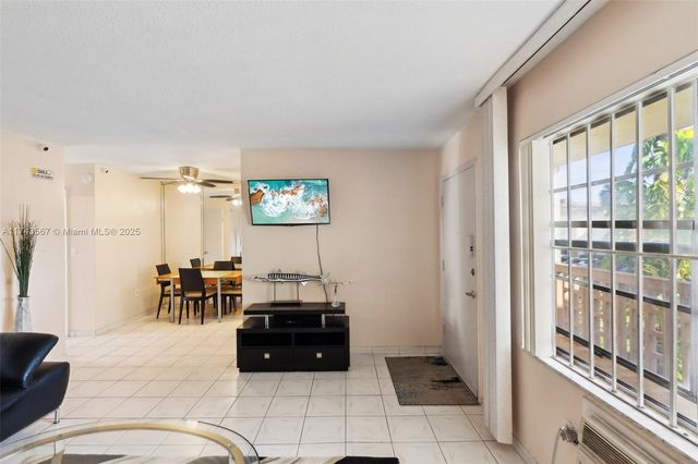 17090 NE 14th Ave 205, Miami, FL 33162