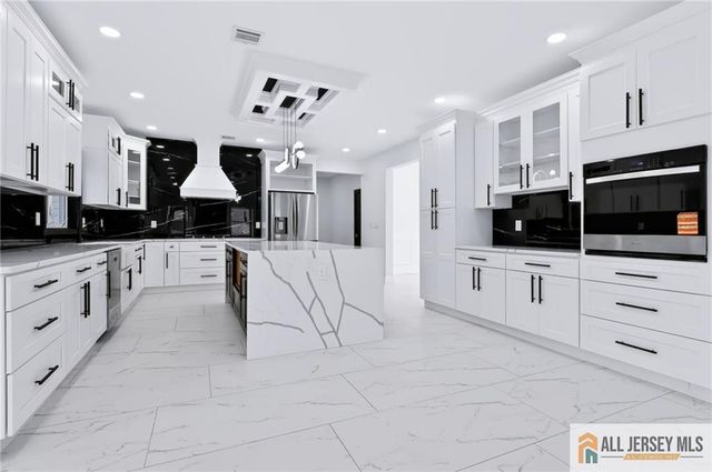 220 W Locust Avenue, Edison, NJ 08820