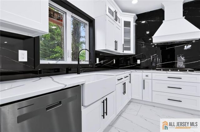 220 W Locust Avenue, Edison, NJ 08820