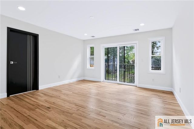 220 W Locust Avenue, Edison, NJ 08820