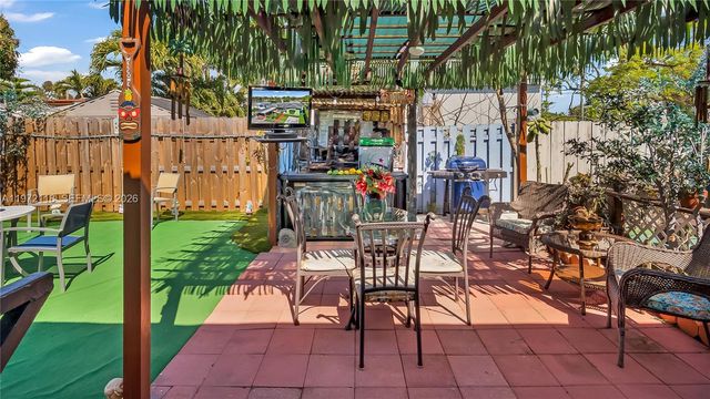 3049 NW 51st St, Miami, FL 33142