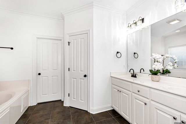 14628 Lake Town Dr, Baton Rouge, LA 70810