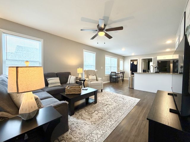 925 Woody Hills Dr, Clarksville, TN 37040