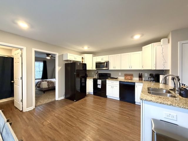 925 Woody Hills Dr, Clarksville, TN 37040