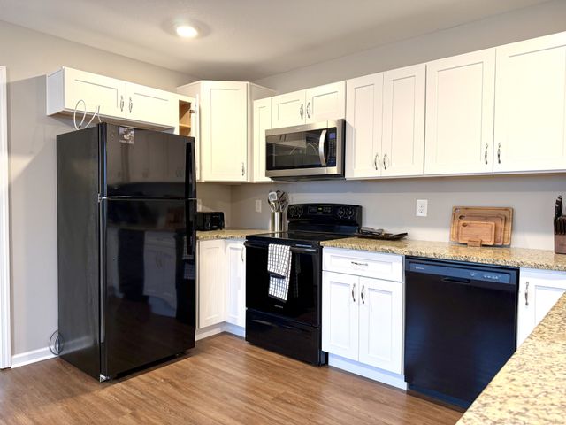 925 Woody Hills Dr, Clarksville, TN 37040