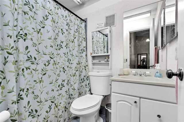 6760 NW 186th Ter, Hialeah, FL 33015