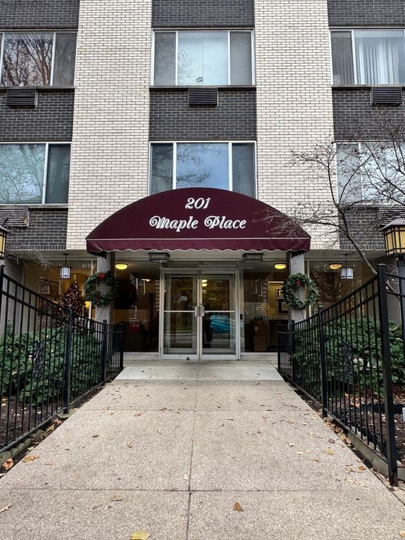 201 S Maple Avenue 411, Oak Park, IL 60302