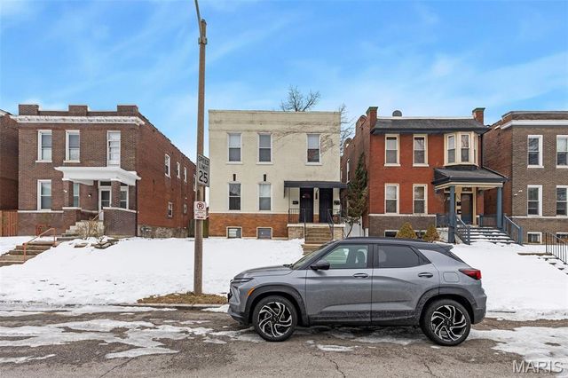 738 Dover Place, St Louis, MO 63111