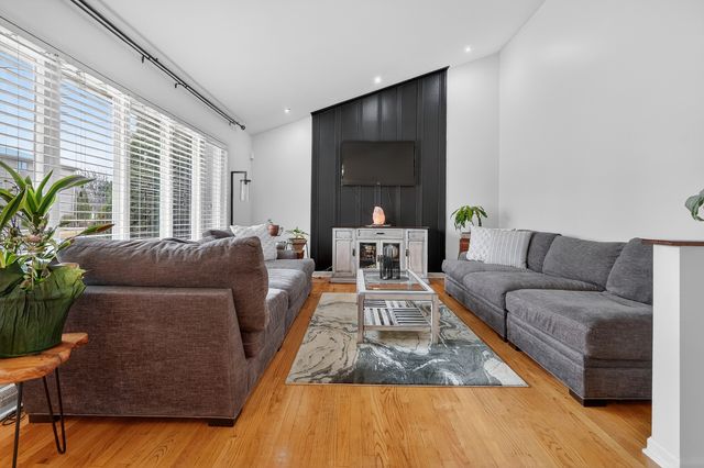 8632 New England Avenue, Burbank, IL 60459