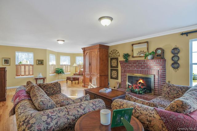 5 Old Neck Court, Manorville, NY 11949