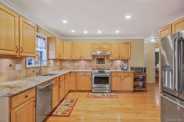 5 Old Neck Court, Manorville, NY 11949