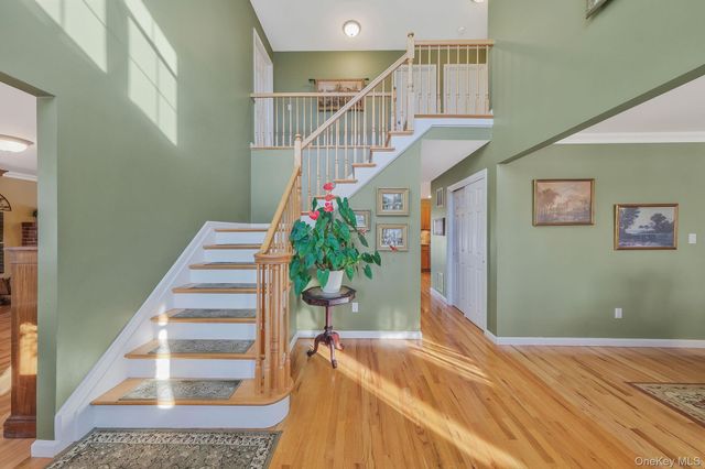 5 Old Neck Court, Manorville, NY 11949