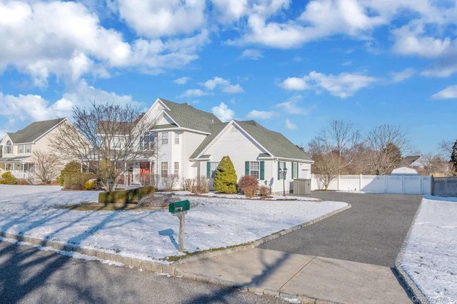 5 Old Neck Court, Manorville, NY 11949