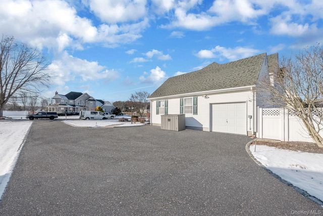 5 Old Neck Court, Manorville, NY 11949