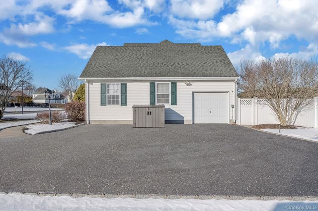 5 Old Neck Court, Manorville, NY 11949