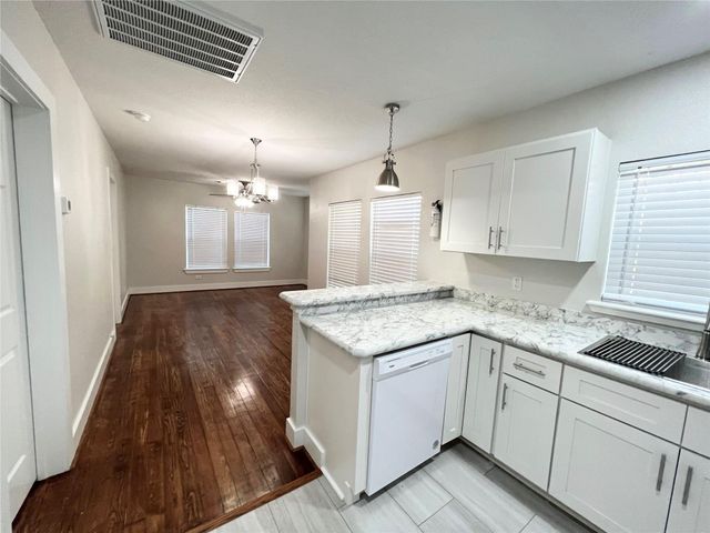 624 E Magnolia, Angleton, TX 77515