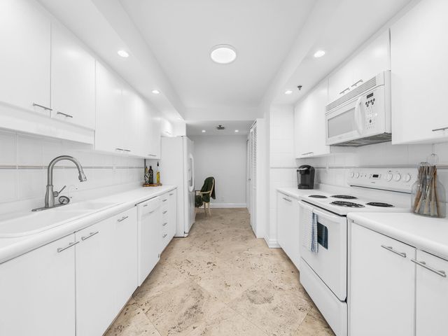 2917 S Ocean Boulevard 304, Highland Beach, FL 33487