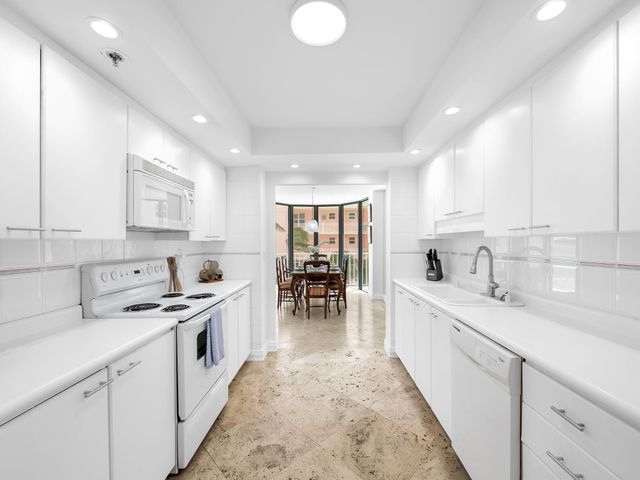 2917 S Ocean Boulevard 304, Highland Beach, FL 33487