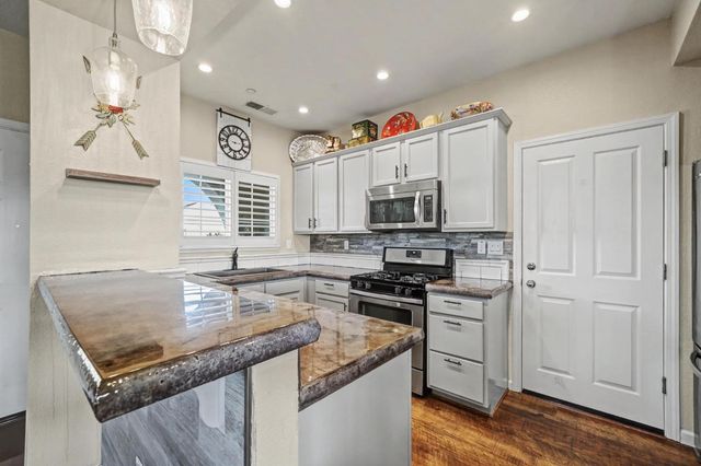 1028 Shakeley Ln, Ione, CA 95640