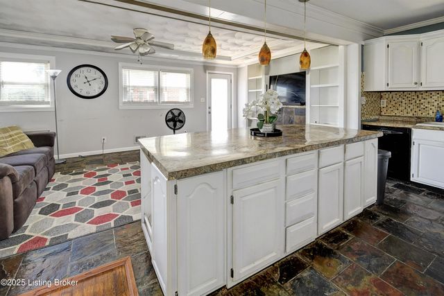 5306 Velle Vista Dr, Louisville, KY 40272