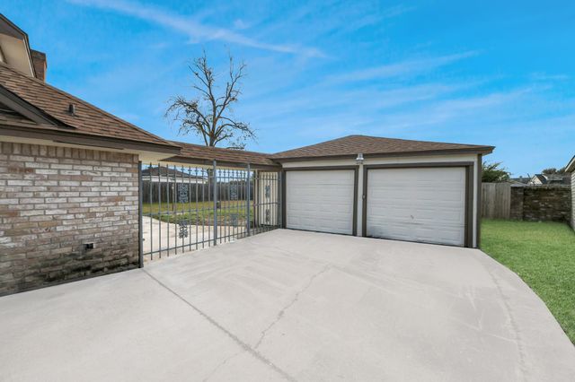 15423 Ridingwood Drive, Houston, TX 77489