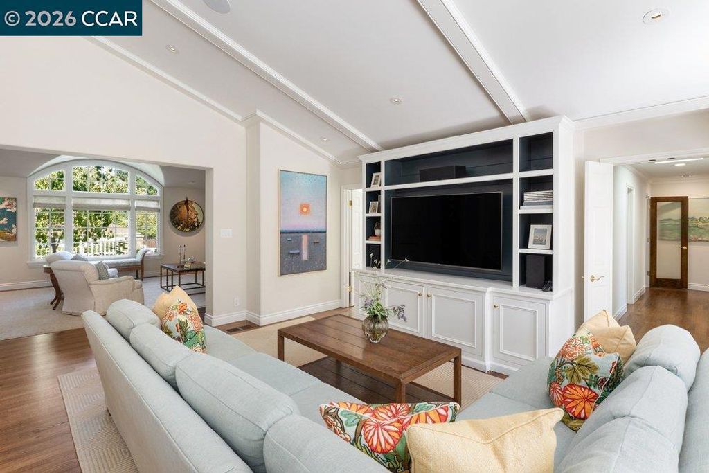 Image 10 of property listing at 694 Los Palos Dr, Lafayette, CA 94549