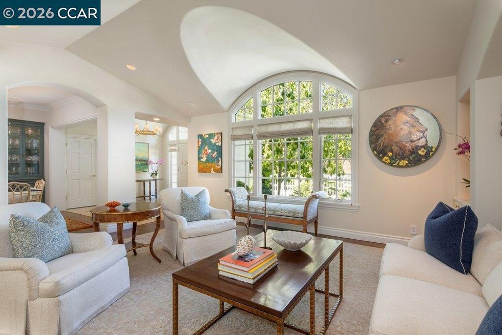 Image 11 of property listing at 694 Los Palos Dr, Lafayette, CA 94549