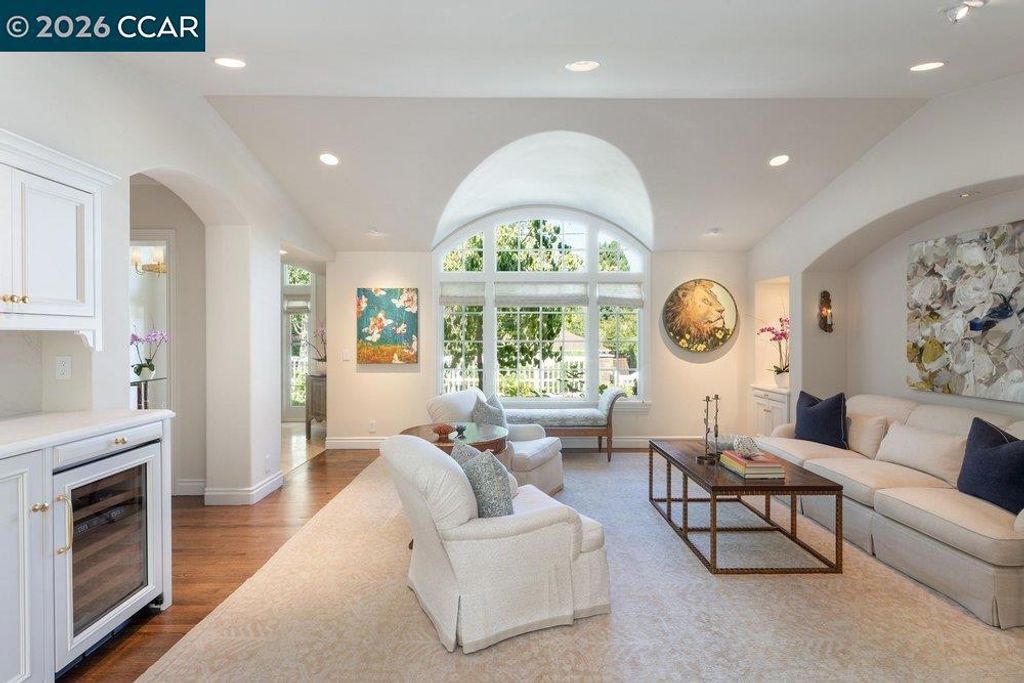 Image 12 of property listing at 694 Los Palos Dr, Lafayette, CA 94549