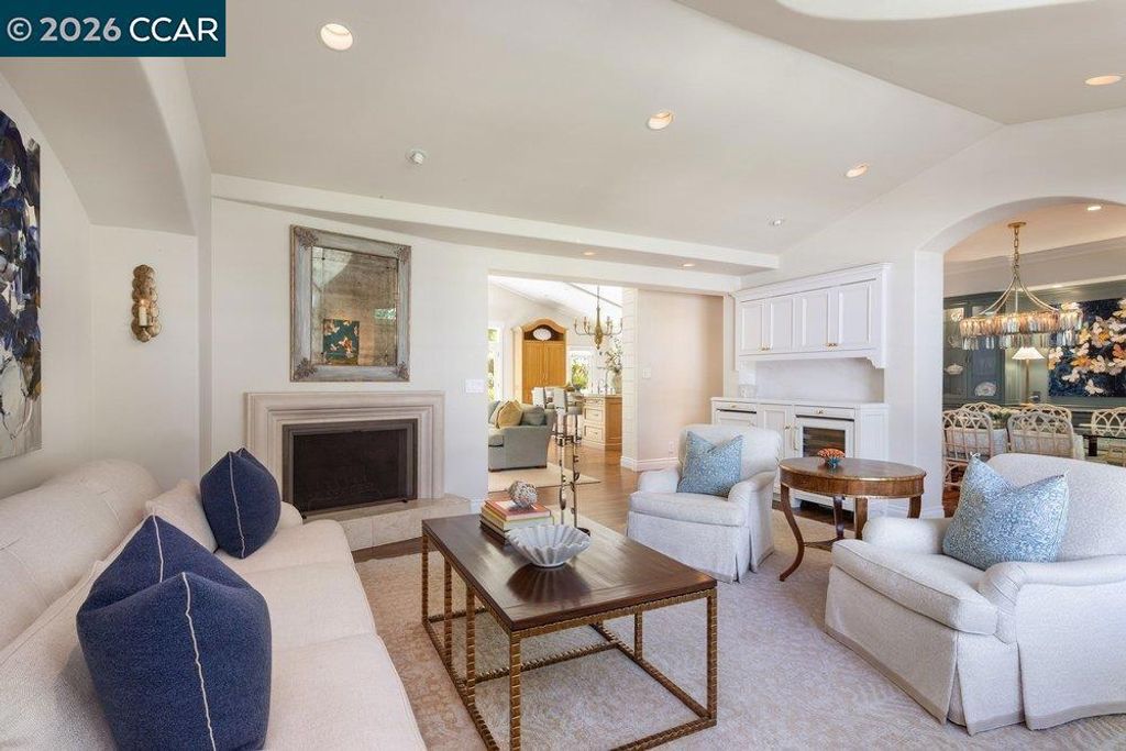 Image 13 of property listing at 694 Los Palos Dr, Lafayette, CA 94549
