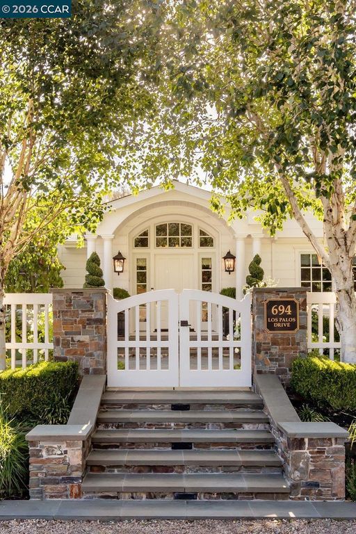 Image 2 of property listing at 694 Los Palos Dr, Lafayette, CA 94549
