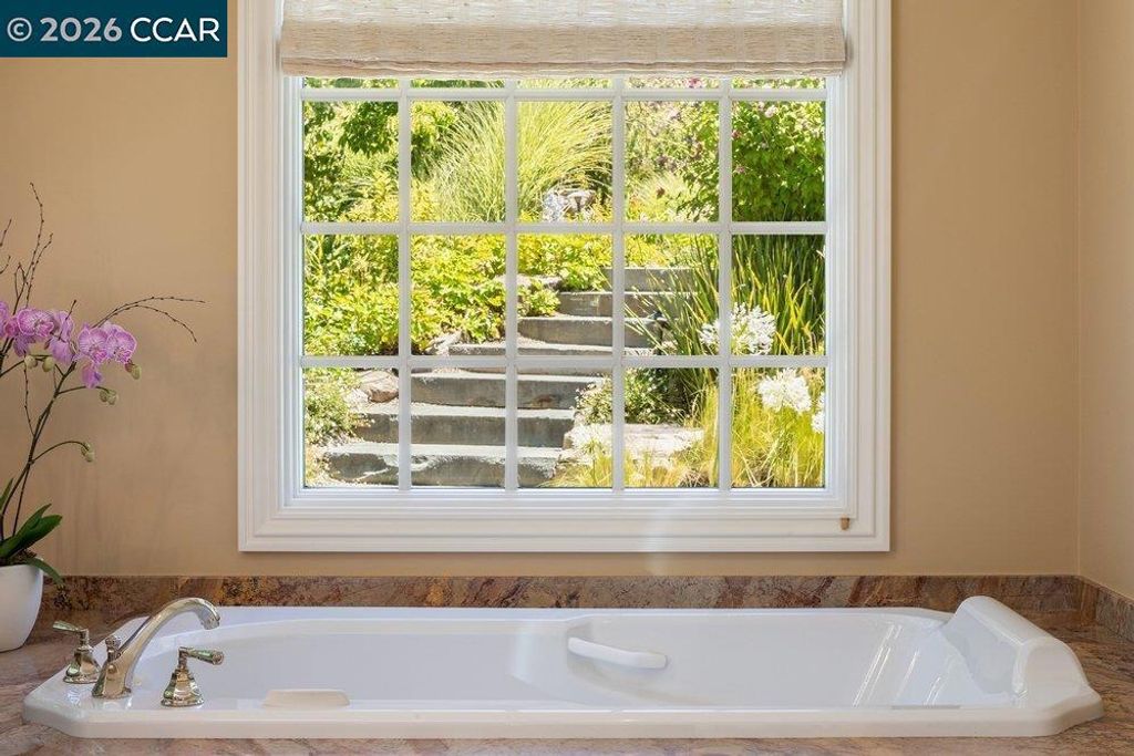 Image 21 of property listing at 694 Los Palos Dr, Lafayette, CA 94549