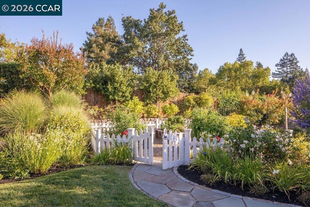Image 43 of property listing at 694 Los Palos Dr, Lafayette, CA 94549