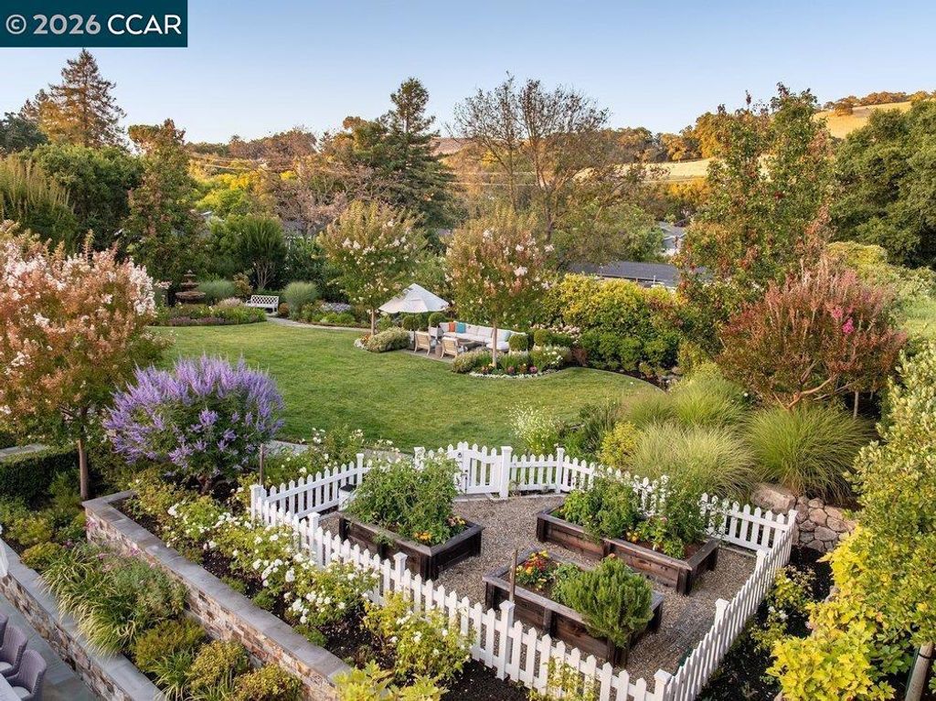 Image 47 of property listing at 694 Los Palos Dr, Lafayette, CA 94549