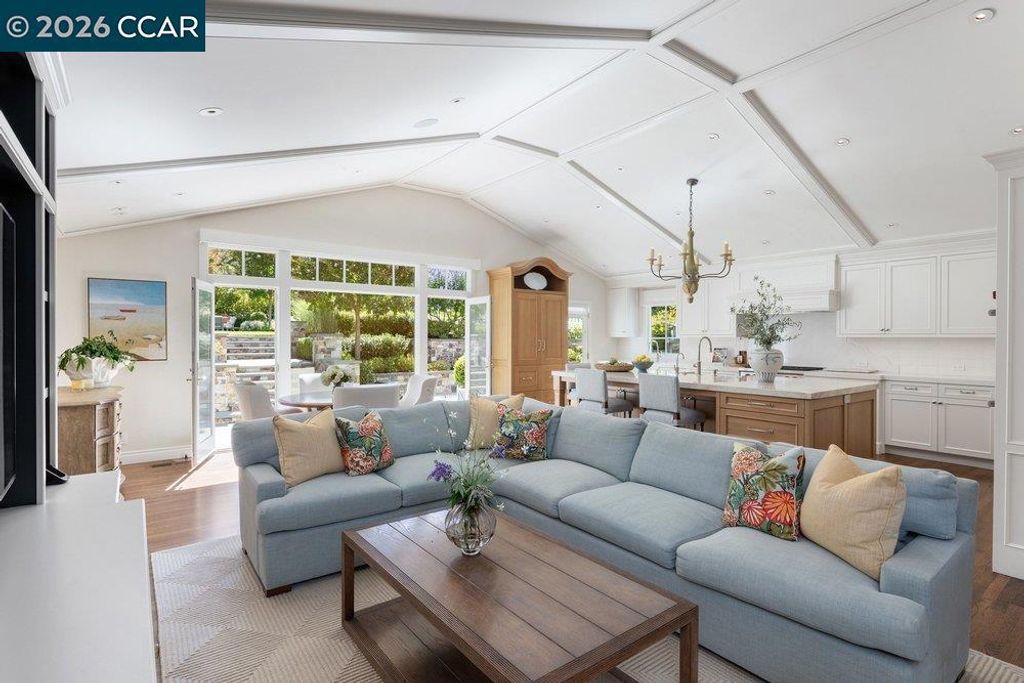 Image 5 of property listing at 694 Los Palos Dr, Lafayette, CA 94549
