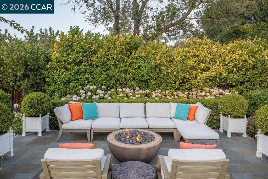 Image 50 of property listing at 694 Los Palos Dr, Lafayette, CA 94549