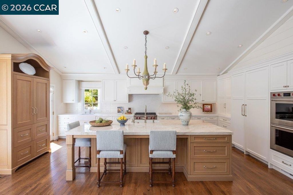 Image 7 of property listing at 694 Los Palos Dr, Lafayette, CA 94549