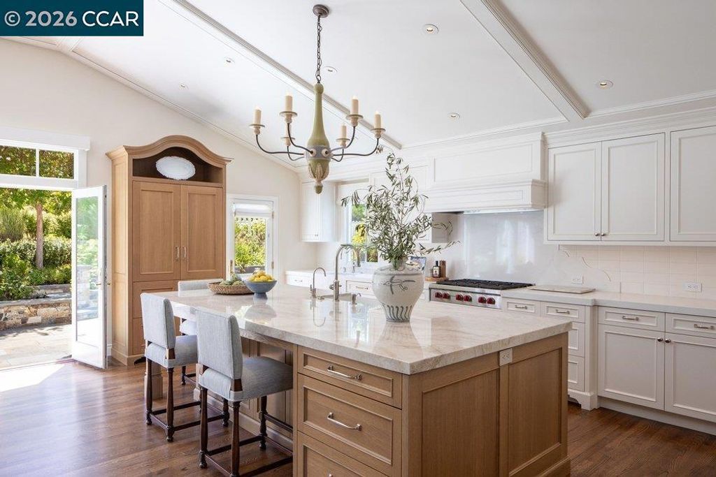 Image 8 of property listing at 694 Los Palos Dr, Lafayette, CA 94549