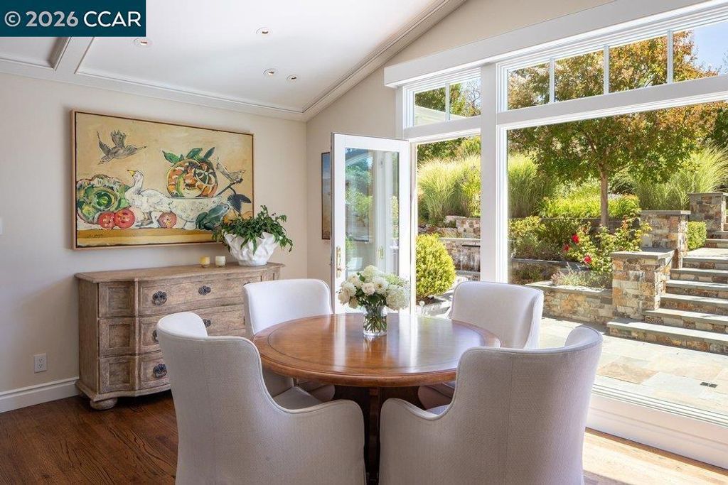 Image 9 of property listing at 694 Los Palos Dr, Lafayette, CA 94549