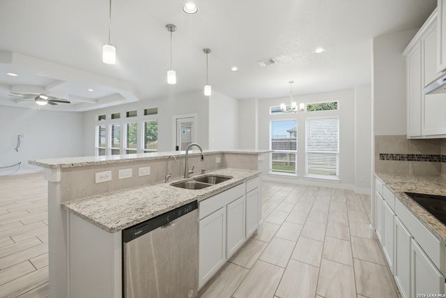 2560 Windle Ln, Seguin, TX 78155