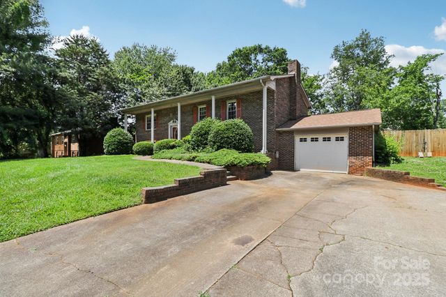 5626 Sandhurst Road, Hickory, NC 28602