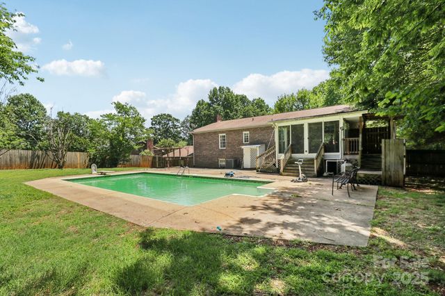 5626 Sandhurst Road, Hickory, NC 28602