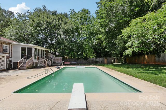 5626 Sandhurst Road, Hickory, NC 28602