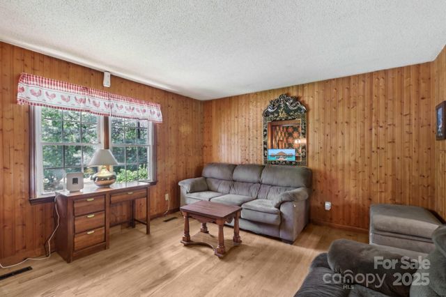 5626 Sandhurst Road, Hickory, NC 28602