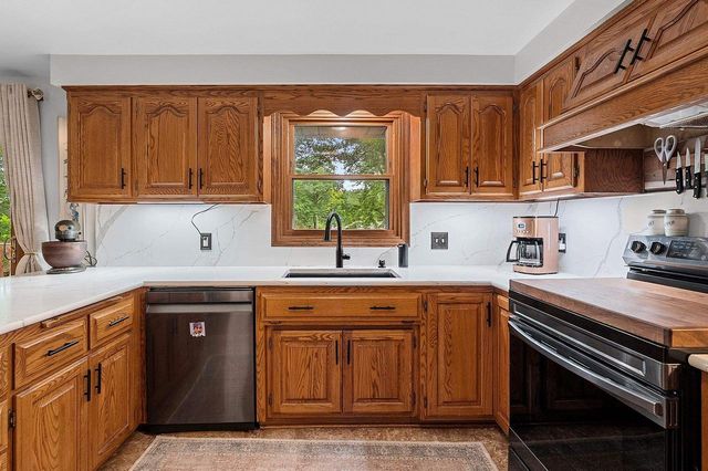 2565 HAZELWOOD LANE, Green Bay, WI 54304