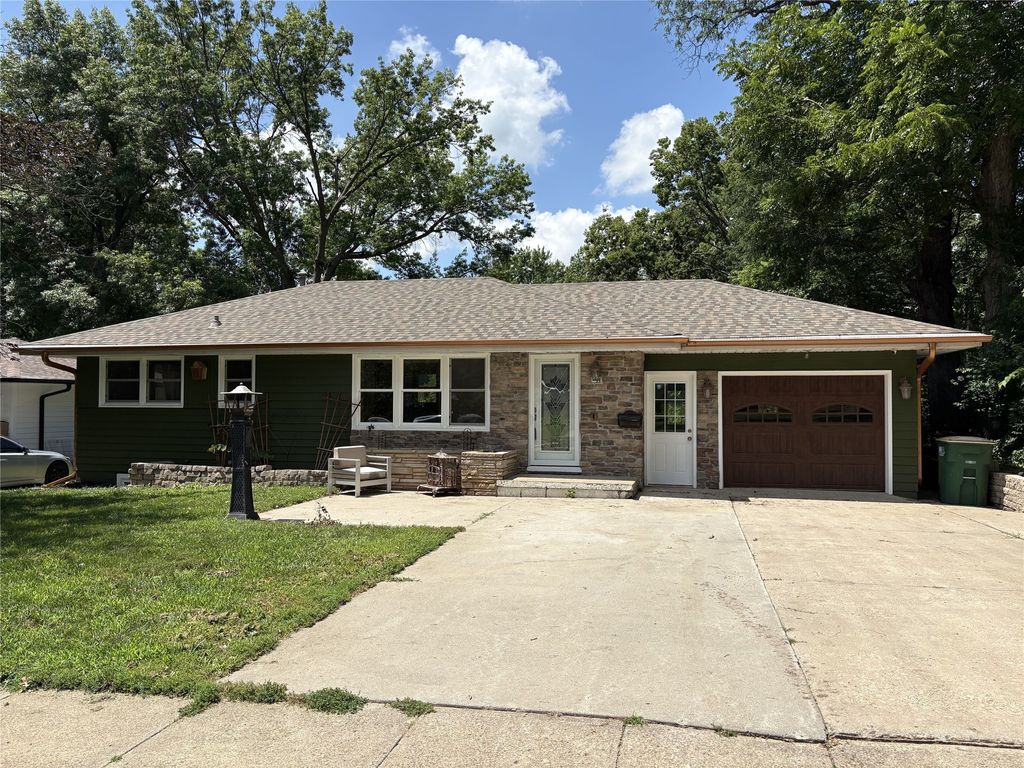 111 N G Street, Indianola, IA 50125