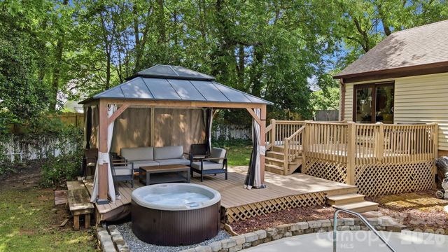 824 Riverwood Road, Charlotte, NC 28270