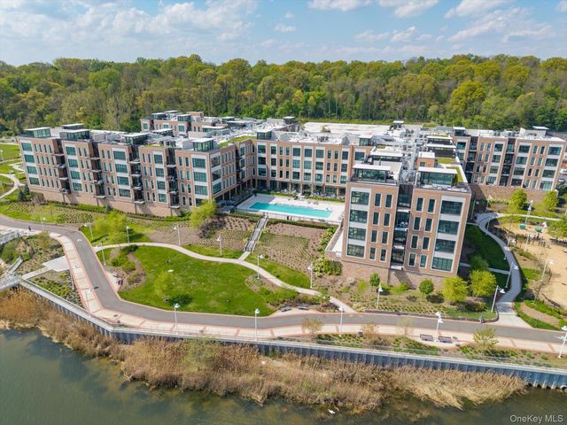 100 Garvies Point Road 1042, Glen Cove, NY 11542
