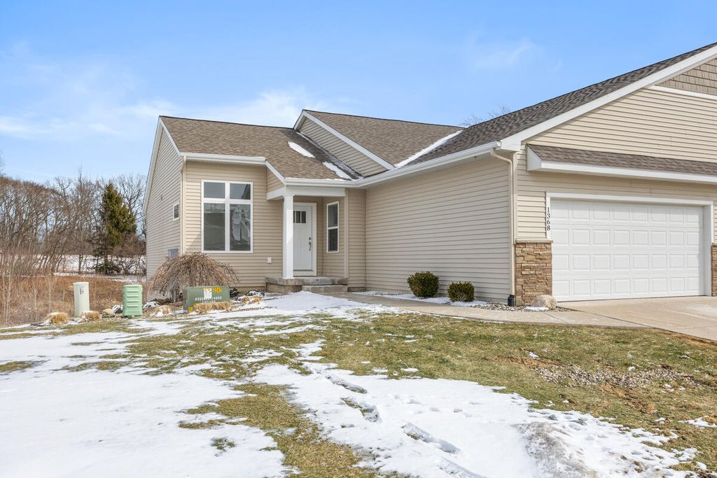 1368 S Village Circle, Kalamazoo, MI 49009