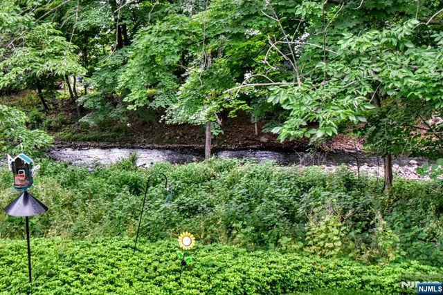 3-1 Vernon Court, Waldwick, NJ 07463